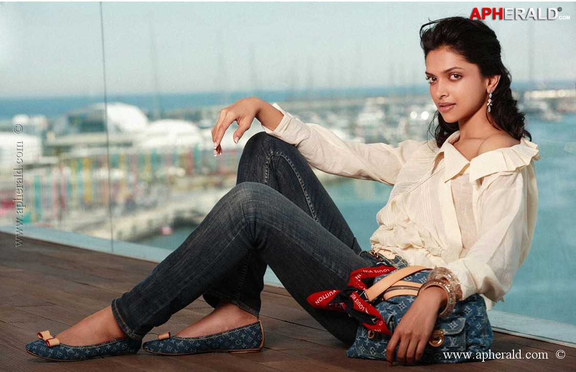 Deepika Padukone Hot Pics