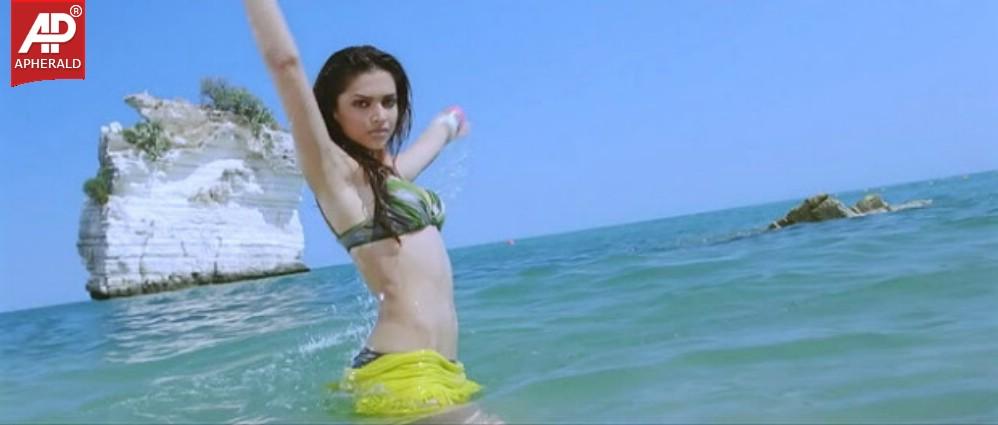 Deepika Padukune Hot Bikini Pics