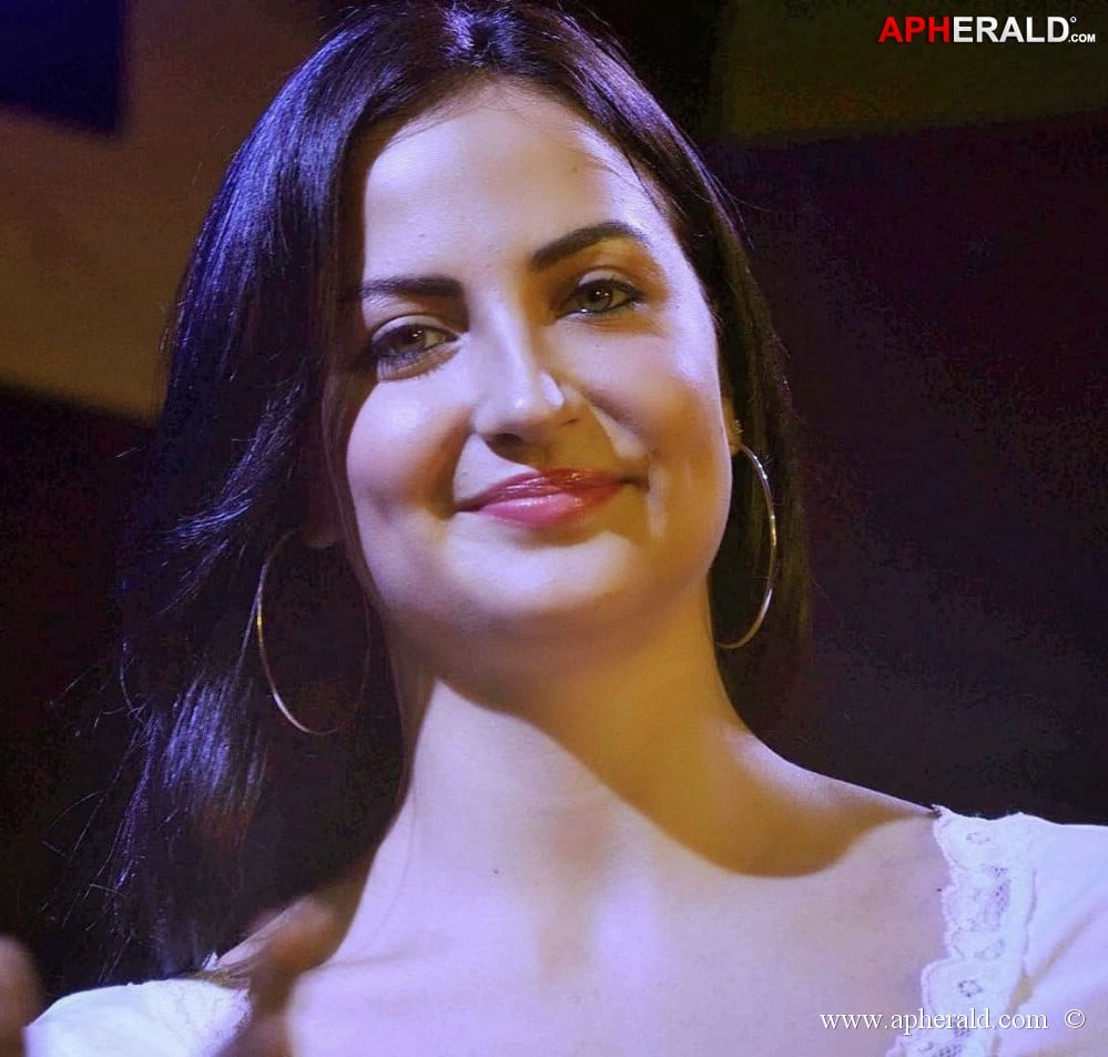 Elli Avram Hot Pics