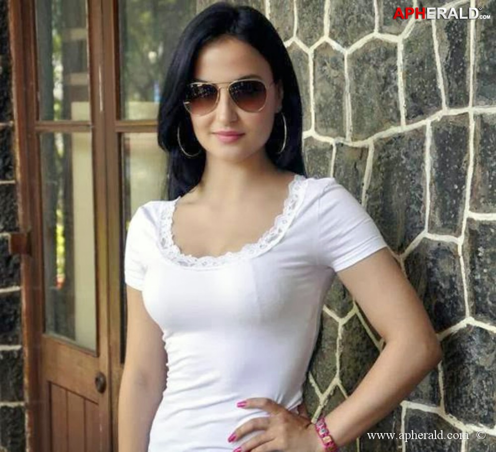 Elli Avram Hot Pics