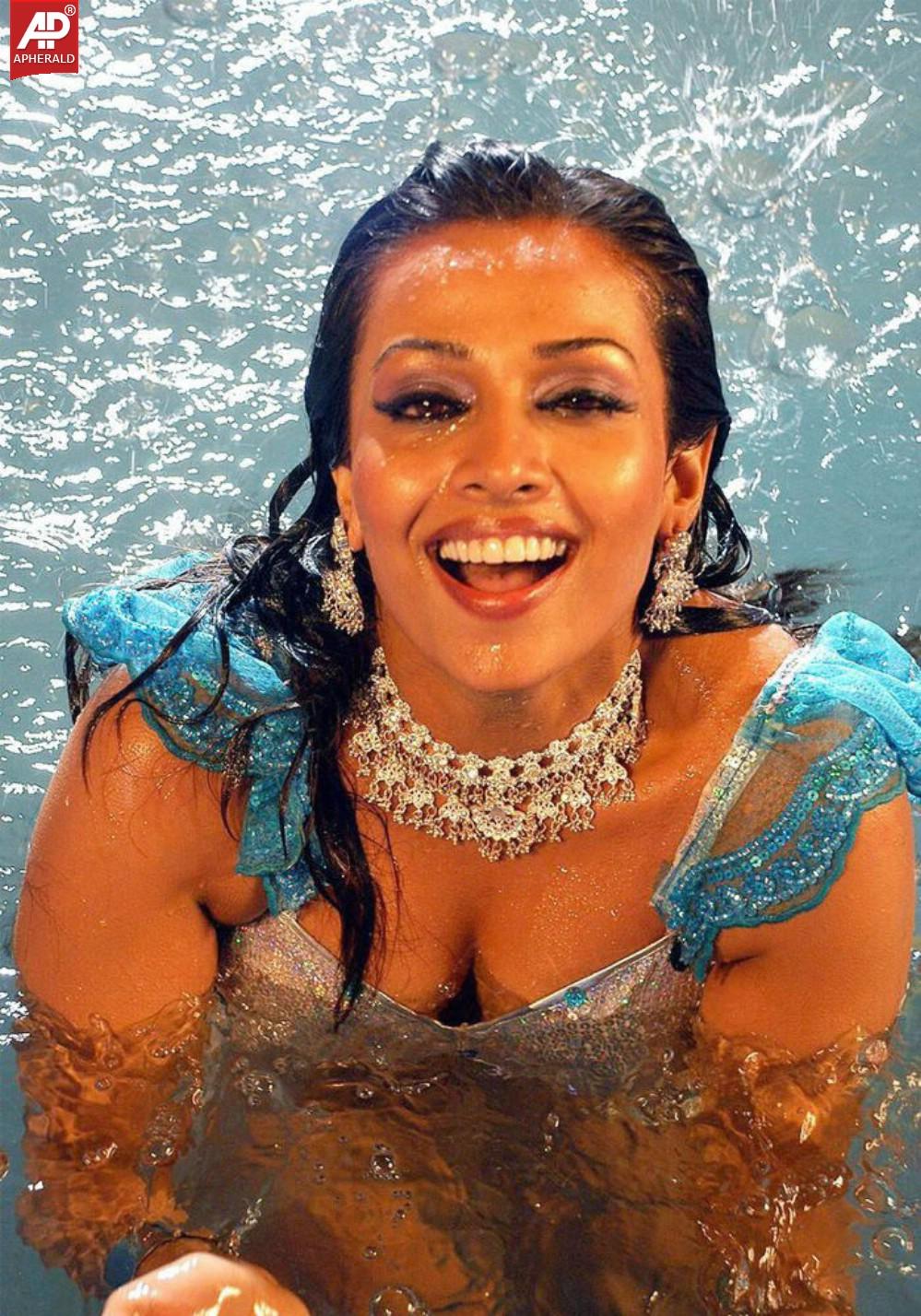 Flora Asha Saini Hot Stills