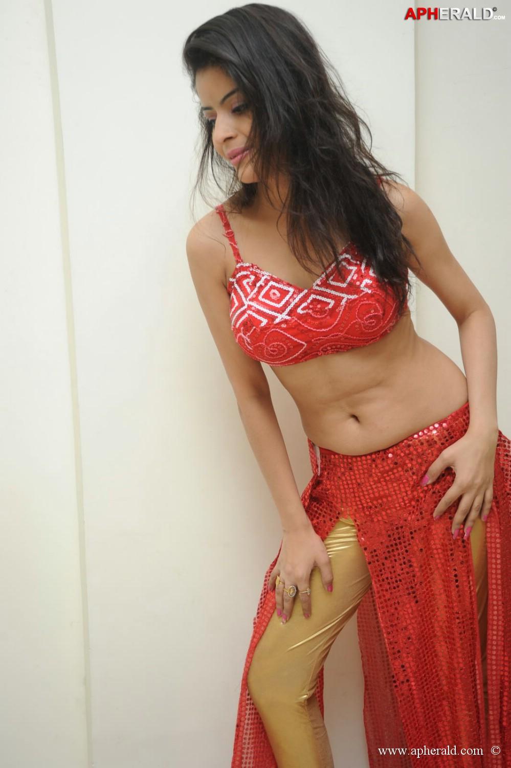 Gehna Vashist Hot Navel Show