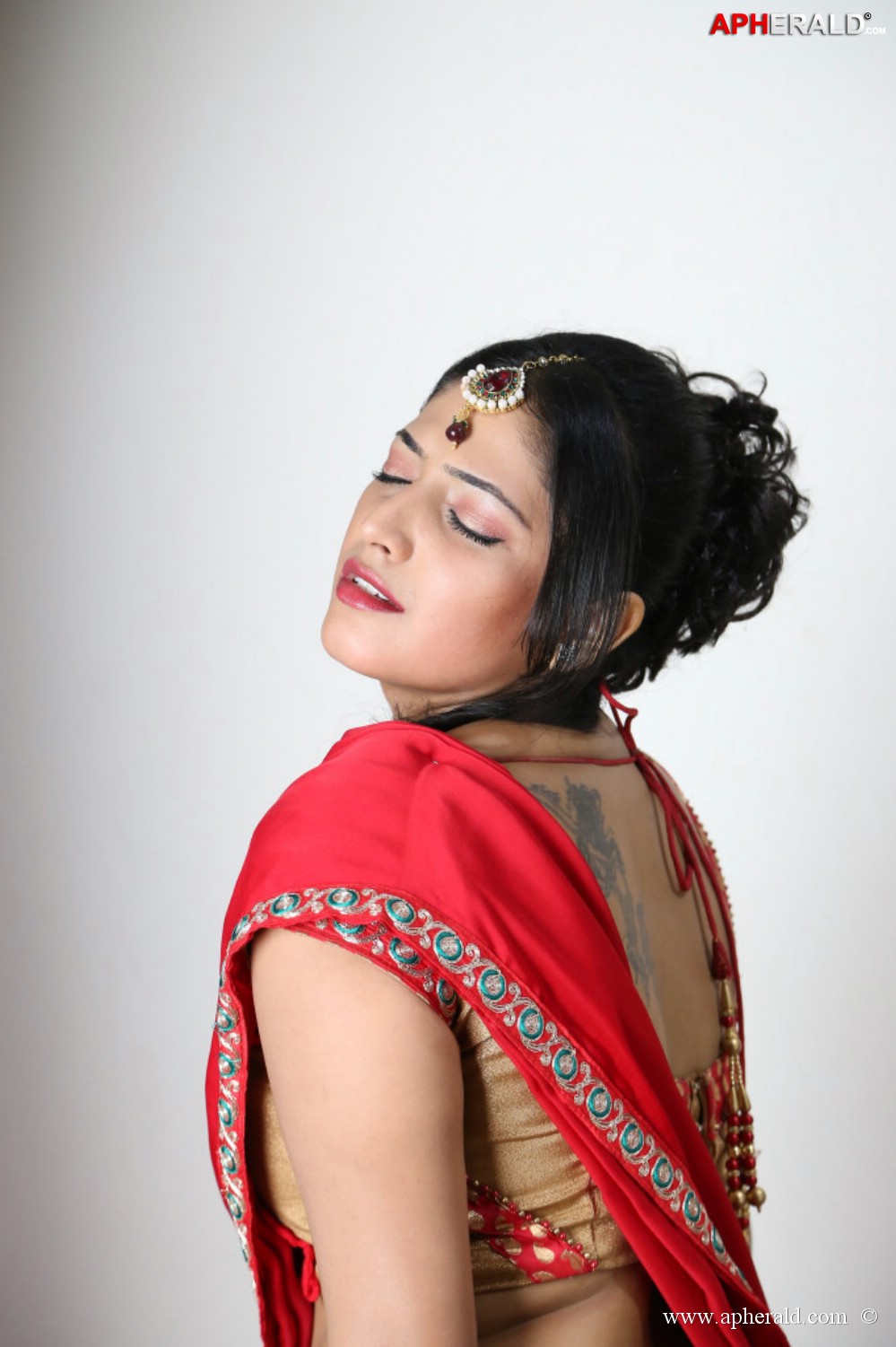 Haripriya Latest Hot Photos