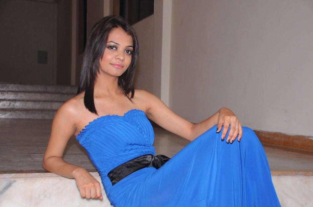 Henna Chopra Hot Stills