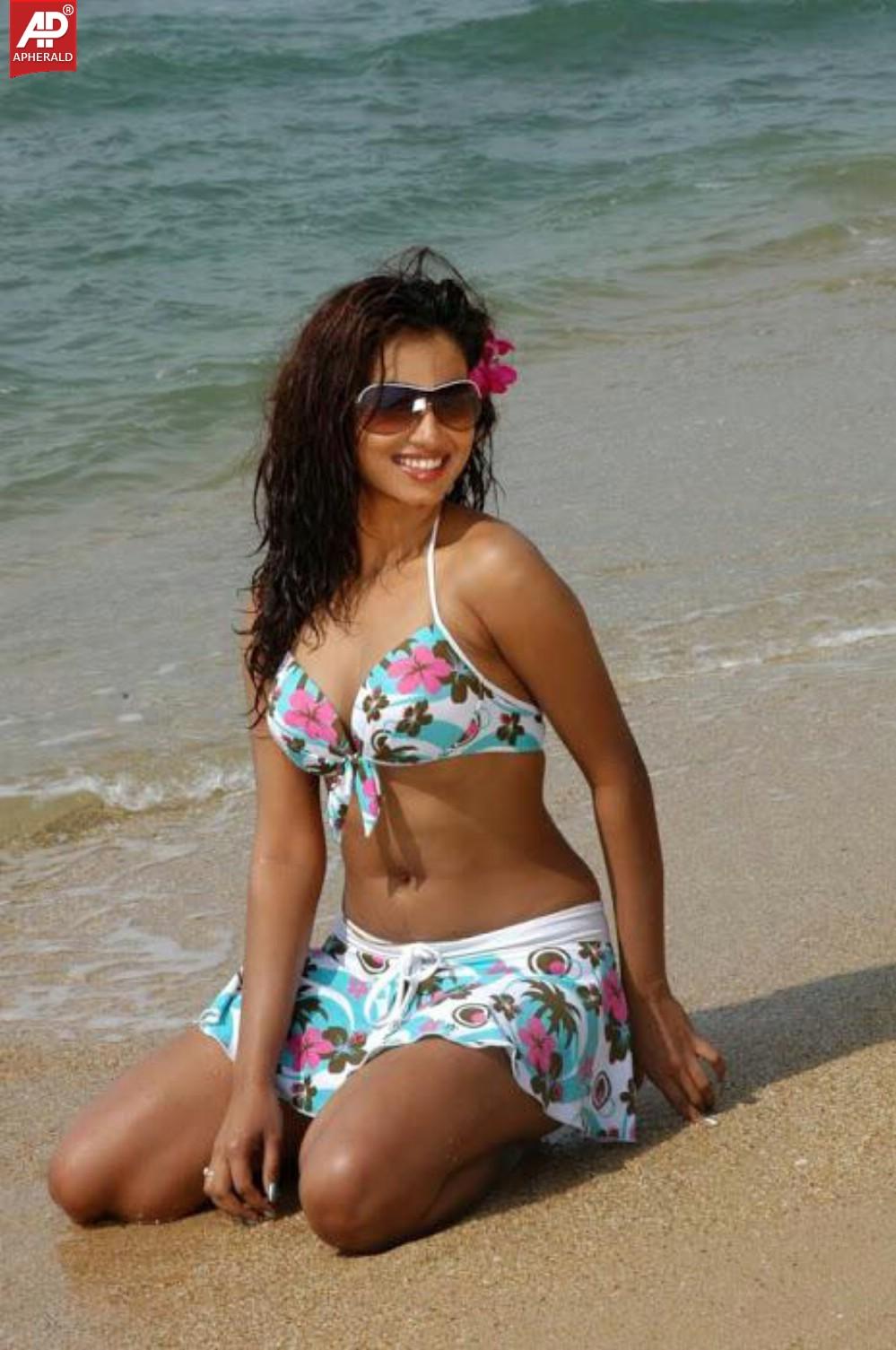 Hot Heroines in Beach Side Photos