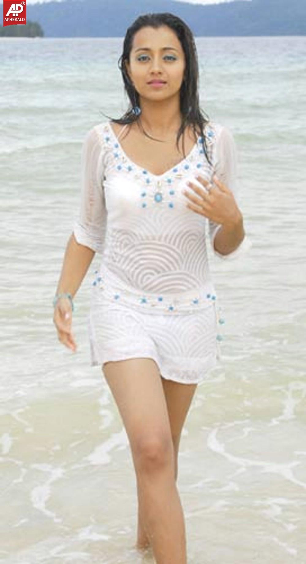 Hot Heroines in Beach Side Photos