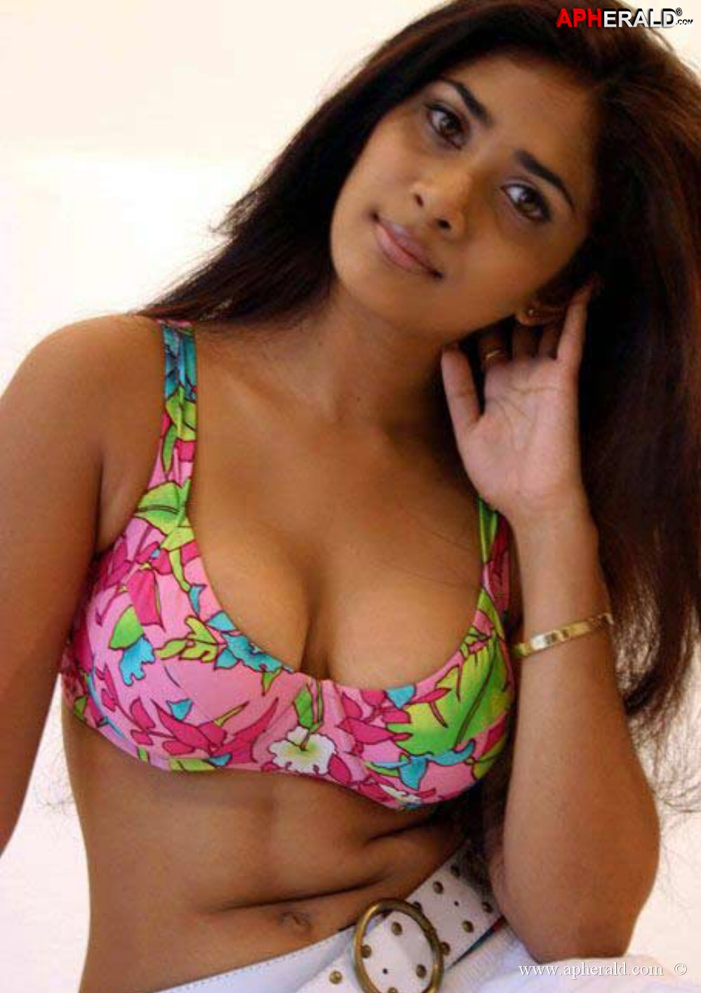 Discover the Most Gorgeous Sri Lankan Boobs in This Stunning Galery.
