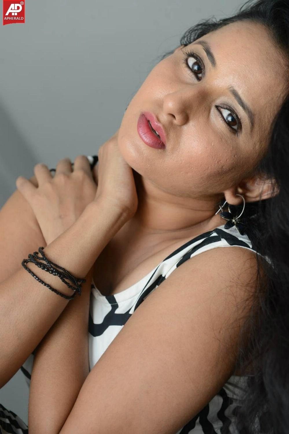 Ishika Singh New Spicy Photoshoot