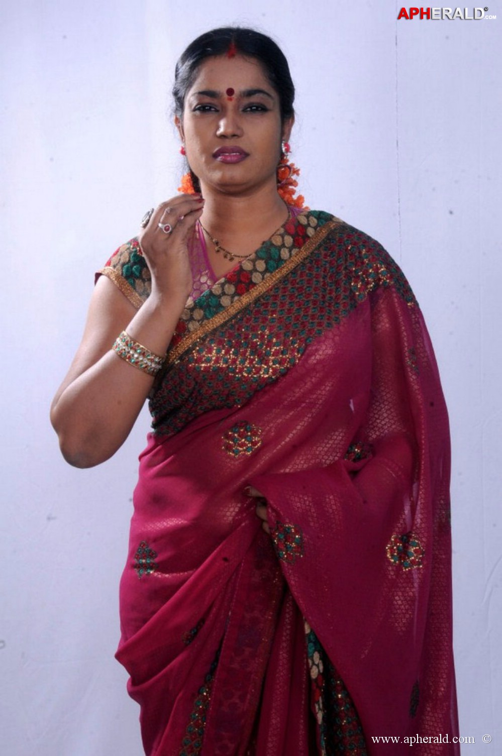 Jayavani Aunty Hot In Sraee Stills