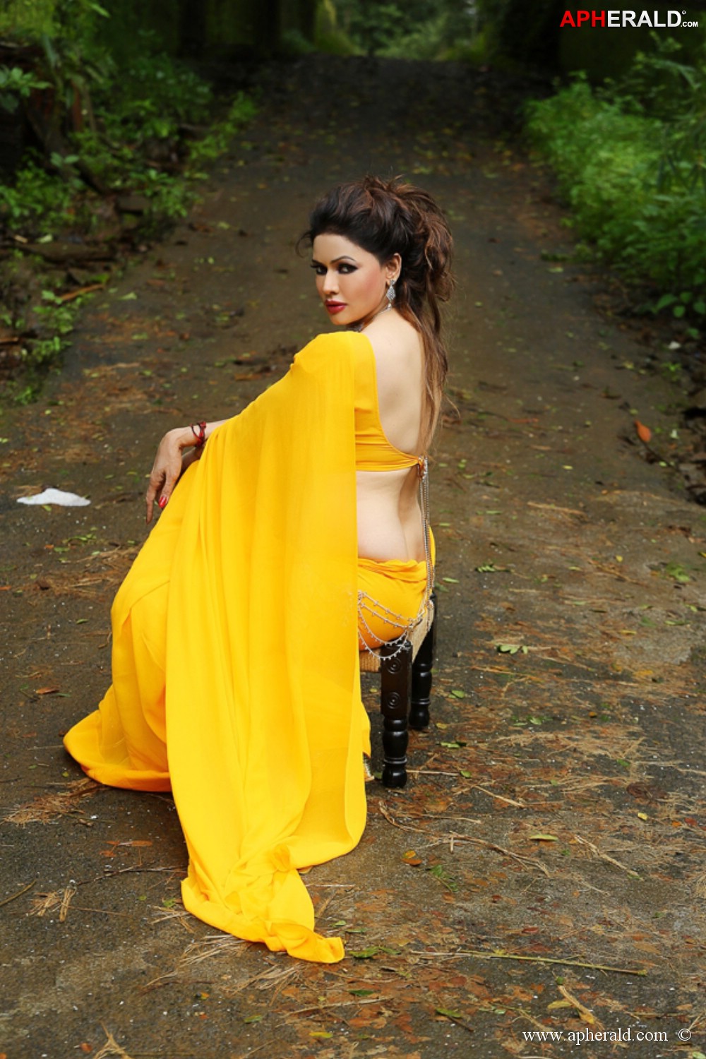 Poonam Jhawer Hot Gallery