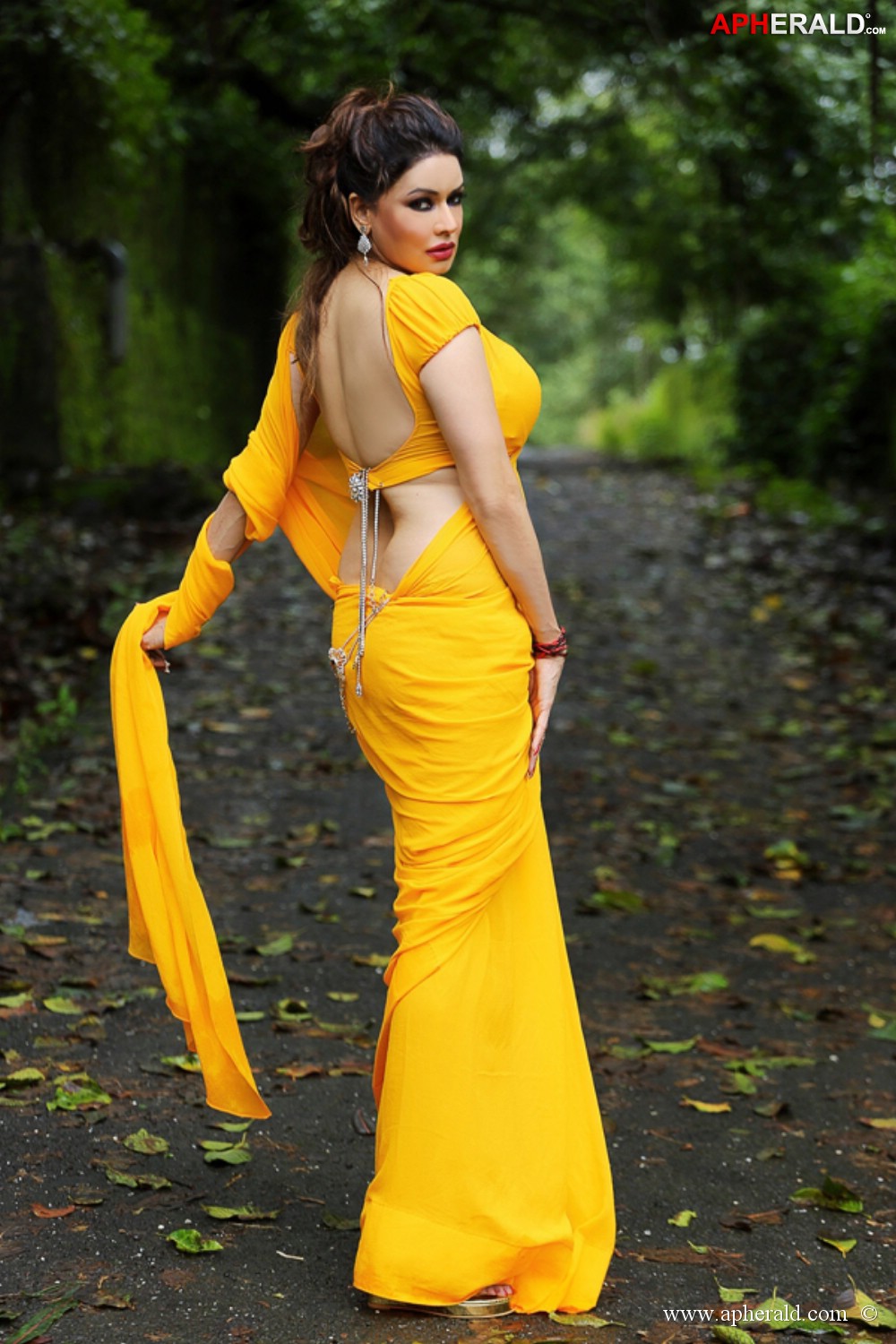 Poonam Jhawer Hot Gallery