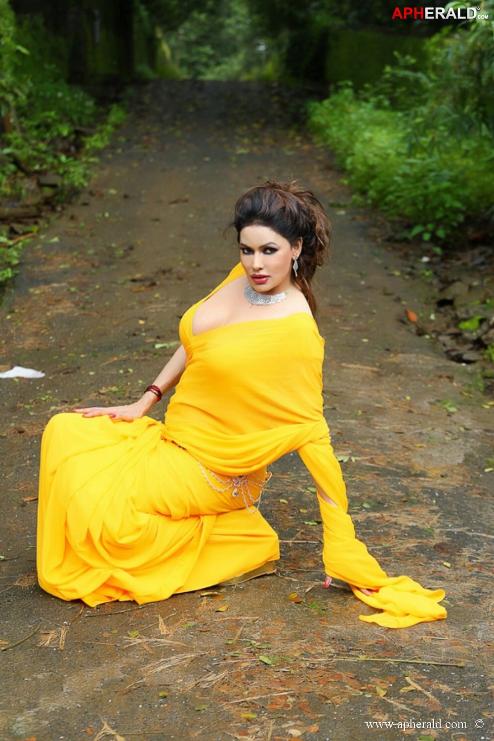Poonam Jhawer Hot Gallery