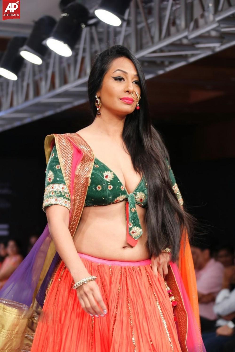 Kashmira Shah Hot Stills