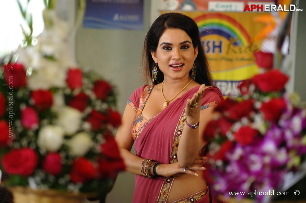 Kavya Singh Hot Pics