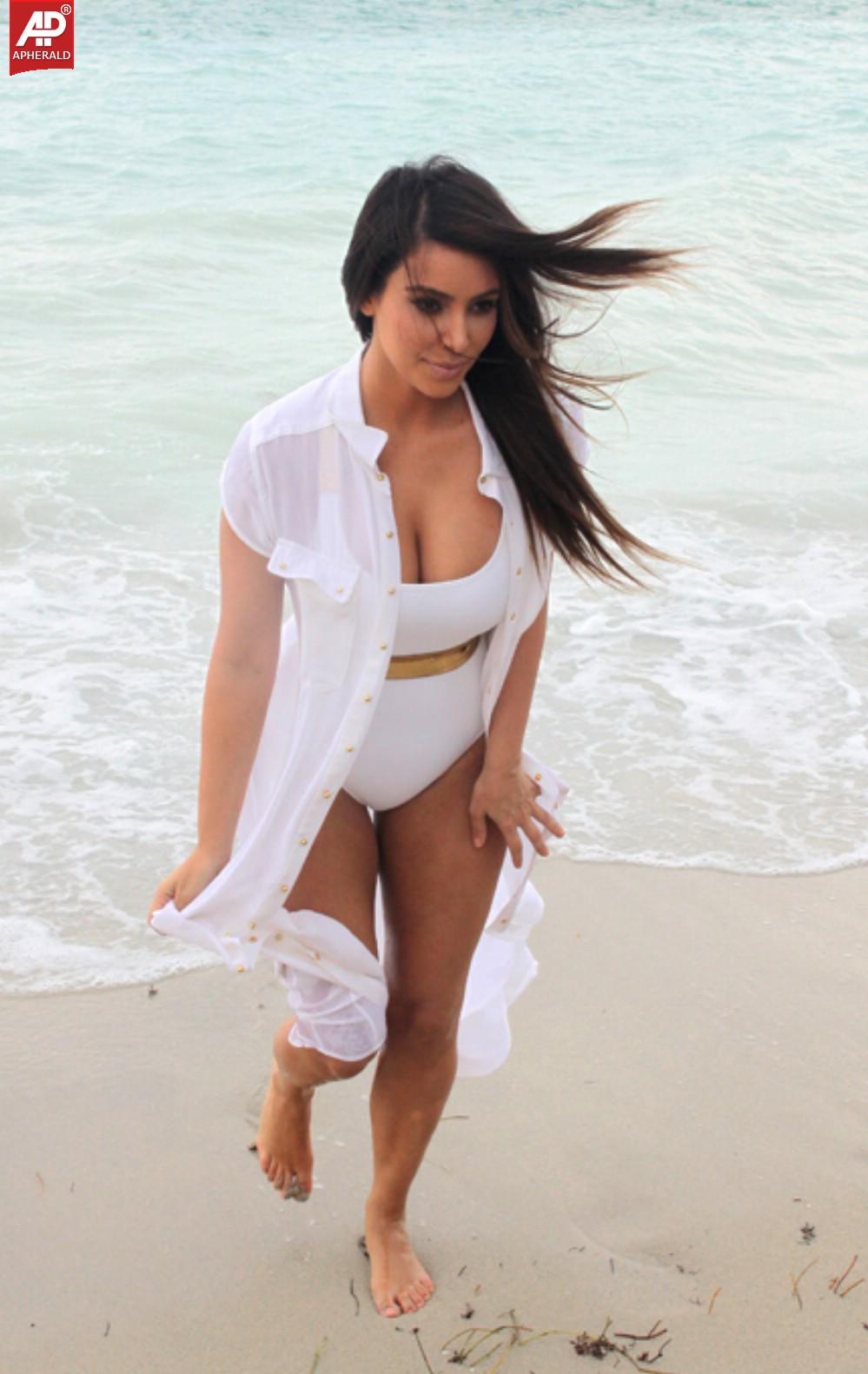 Kim Kardashian Hot Bikini New Pics