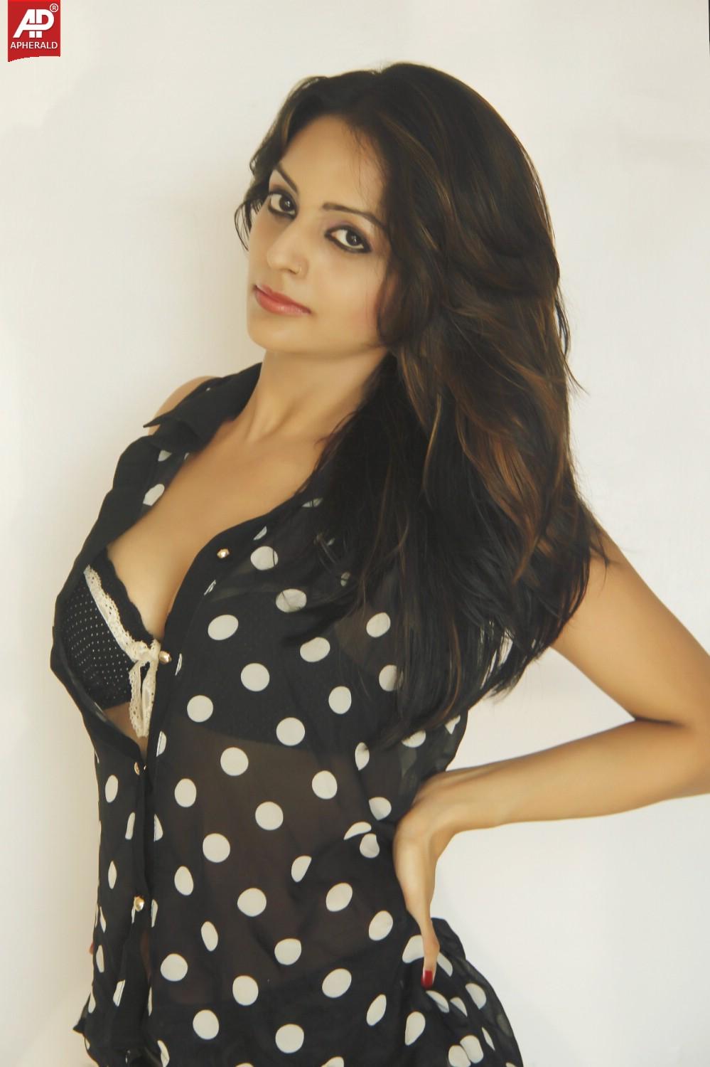 Leena Kapoor Hot Photoshoot