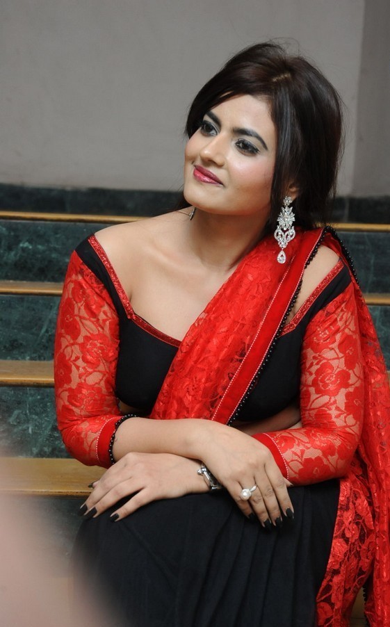 Lezlie Latest Hot Photoshoot