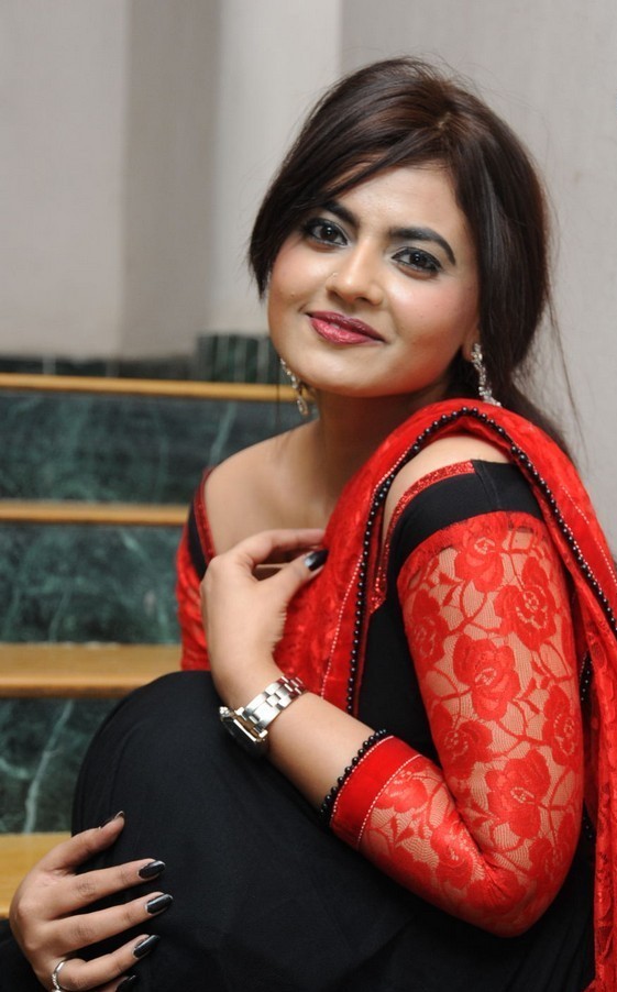 Lezlie Latest Hot Photoshoot