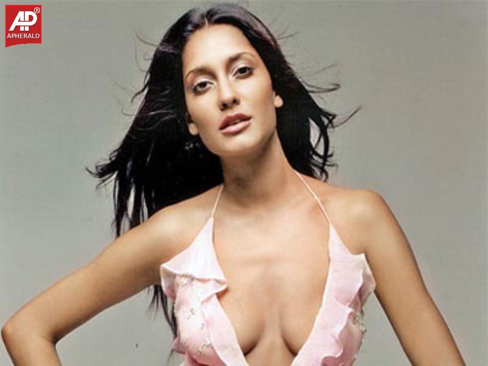 Lisa Haydon Hot Navel Photos