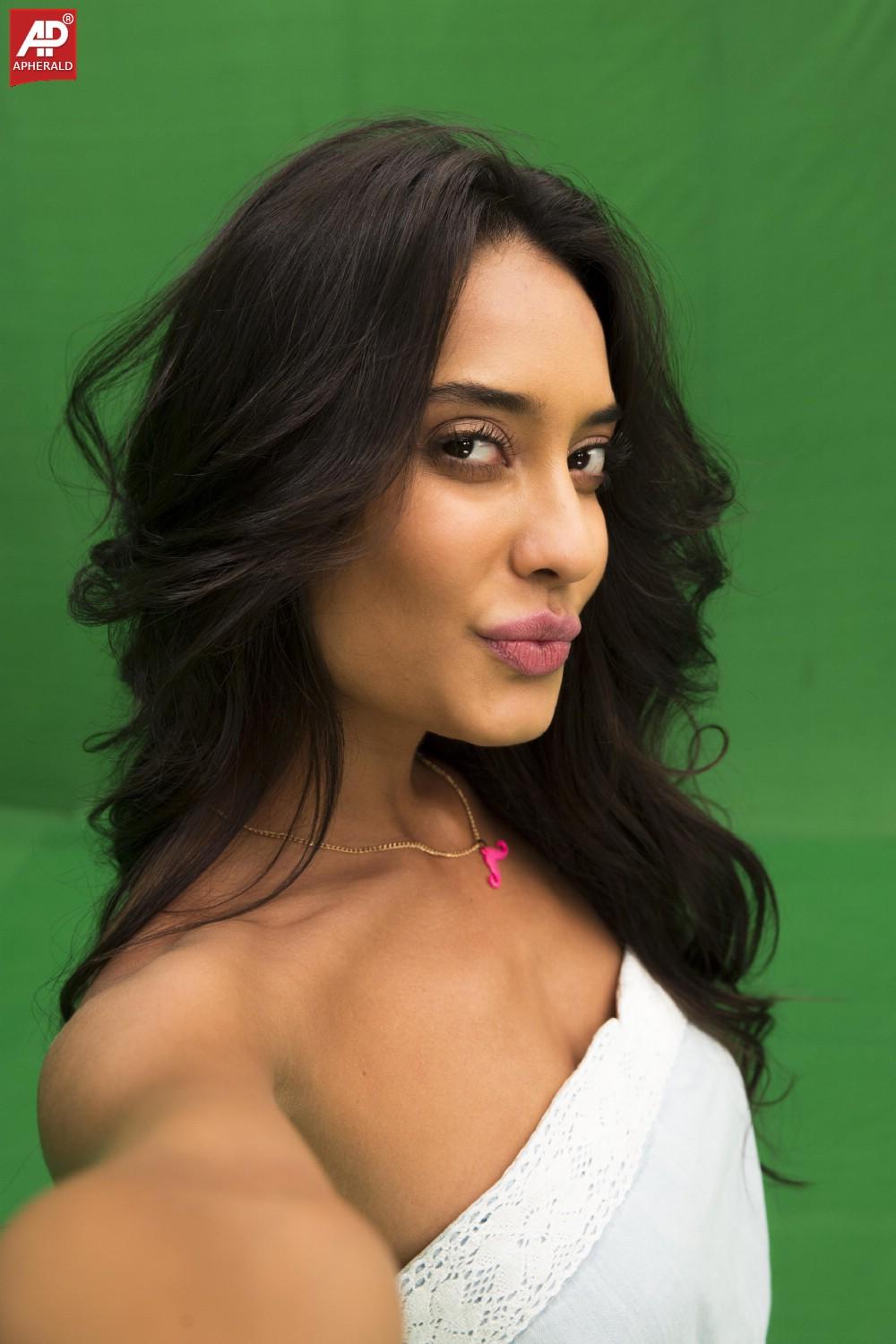 Lisa Haydon Hot Navel Photos