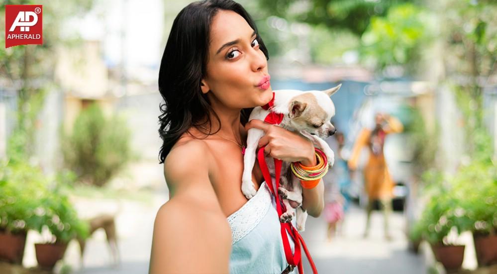 Lisa Haydon Hot Navel Photos