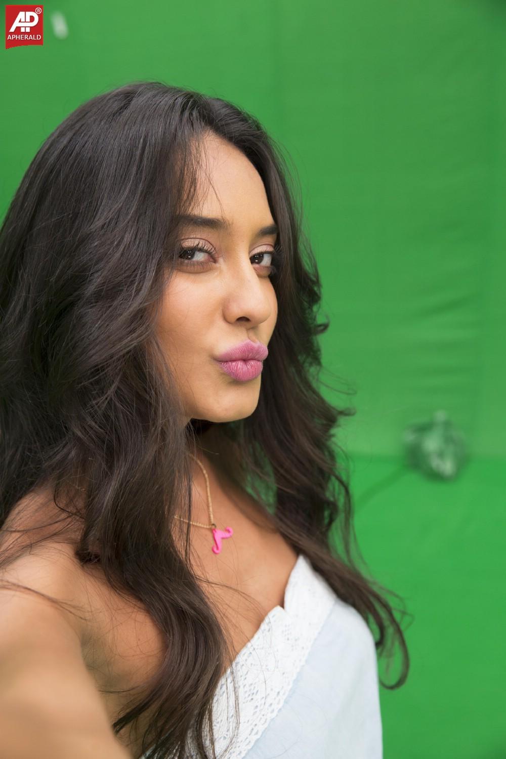 Lisa Haydon Hot Navel Photos