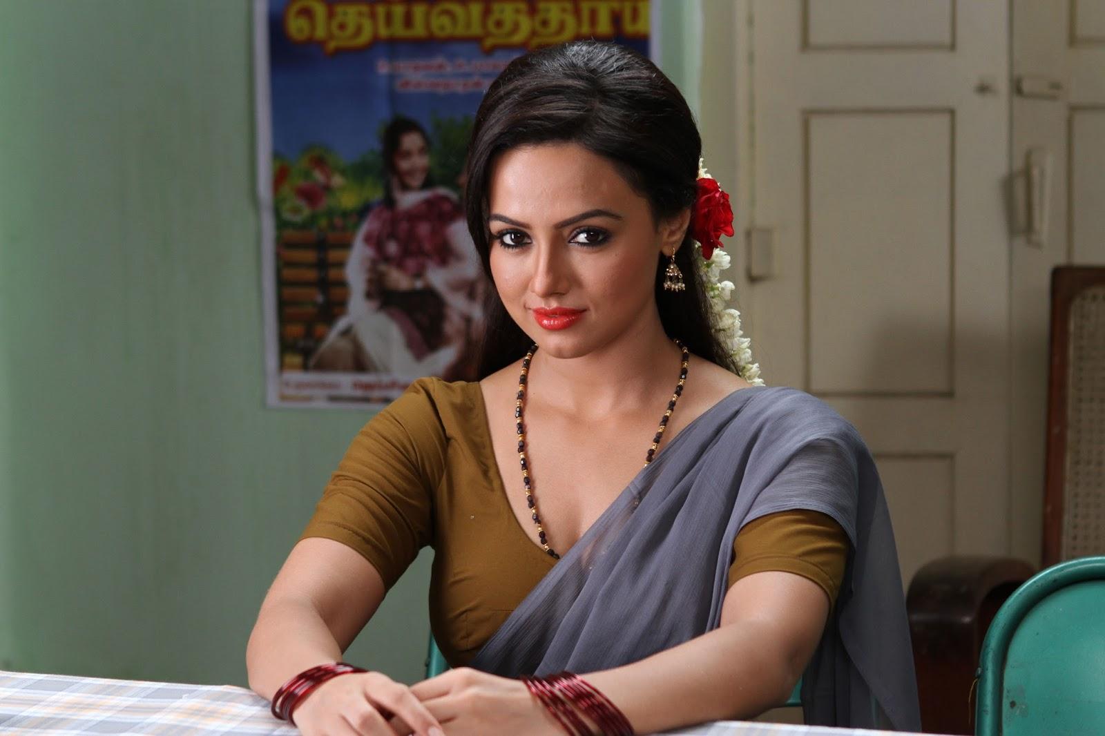Low Cleavage Hot Actresses Pics