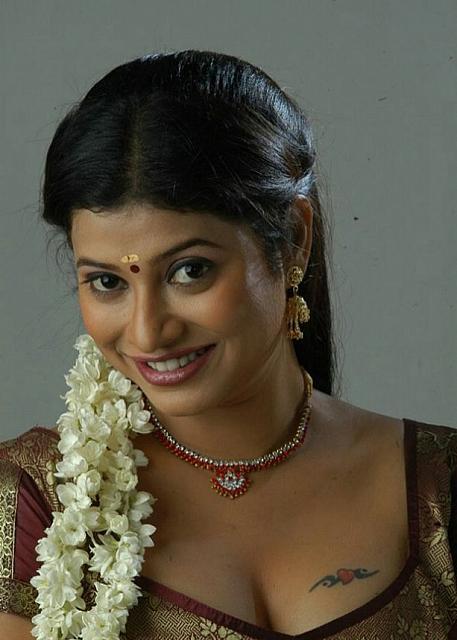 Low Cleavage Hot Actresses Pics