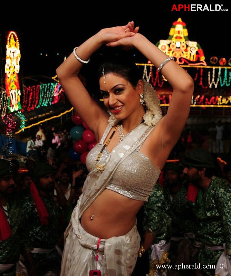 Maryam Zakaria Hot Show Stills