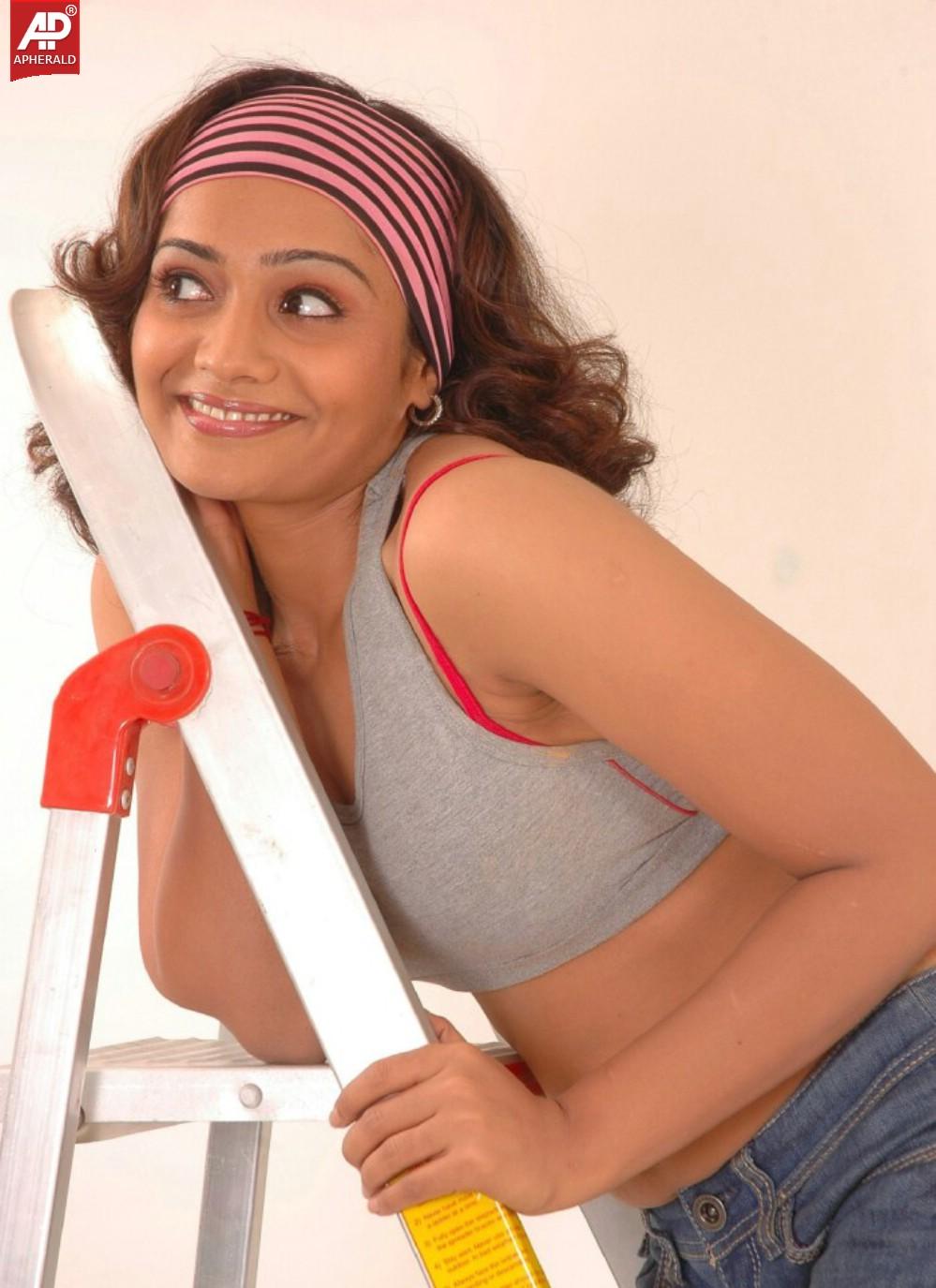 Meera Vasudevan Hot Photoshoot