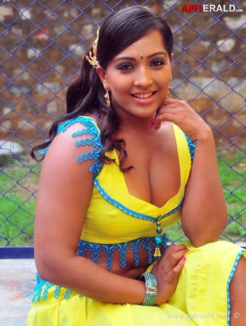 Meghana Nadiu Hot Navel Pics