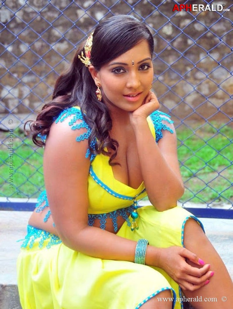 Meghana Nadiu Hot Navel Pics