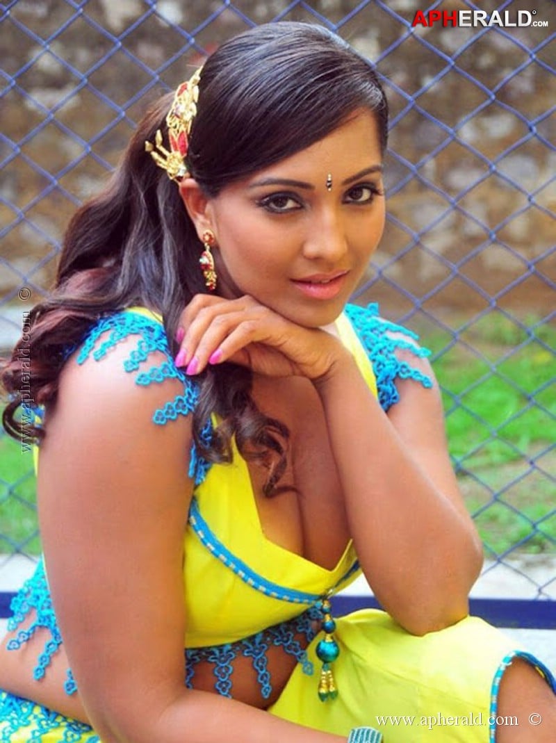 Meghana Nadiu Hot Navel Pics