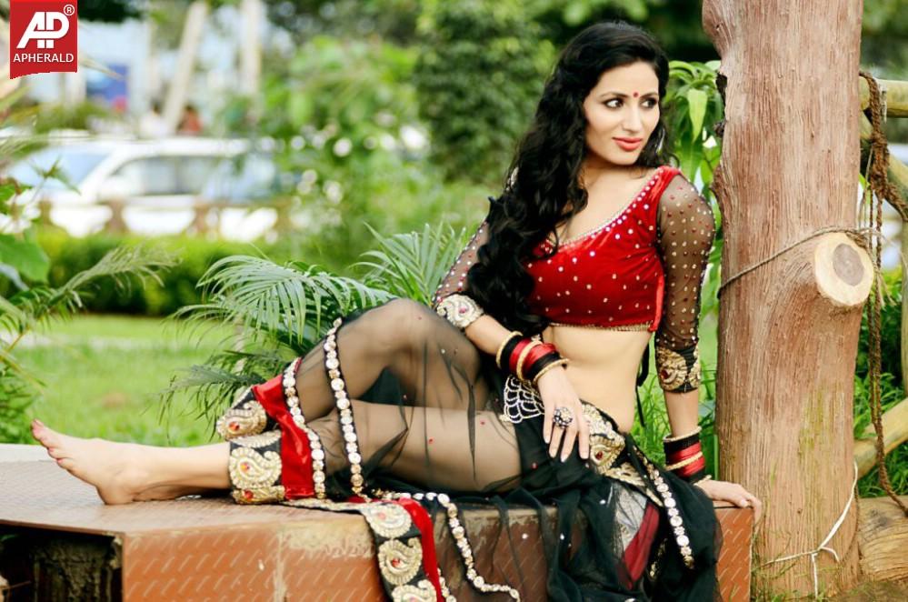 Model Urvashi Solanki Hot Pics