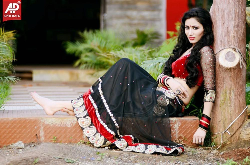 Model Urvashi Solanki Hot Pics