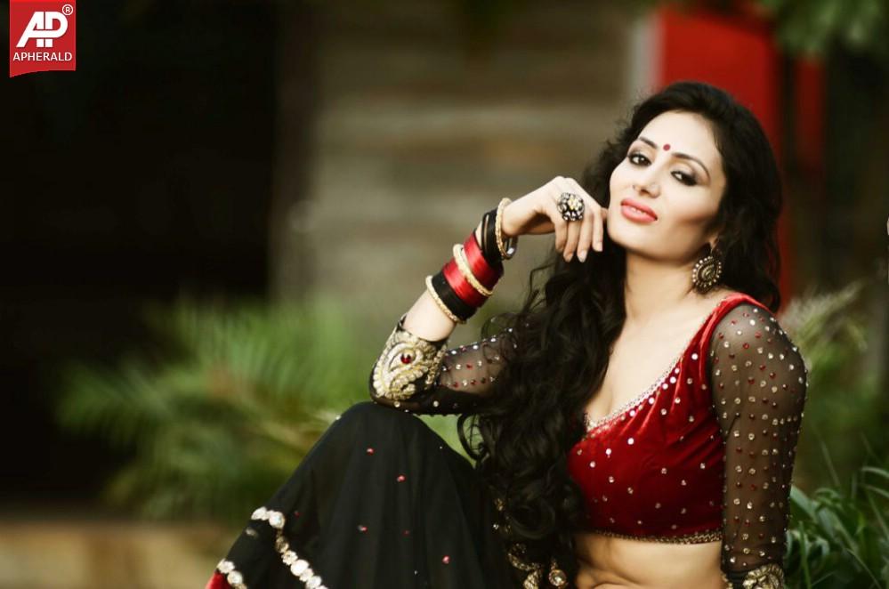 Model Urvashi Solanki Hot Pics