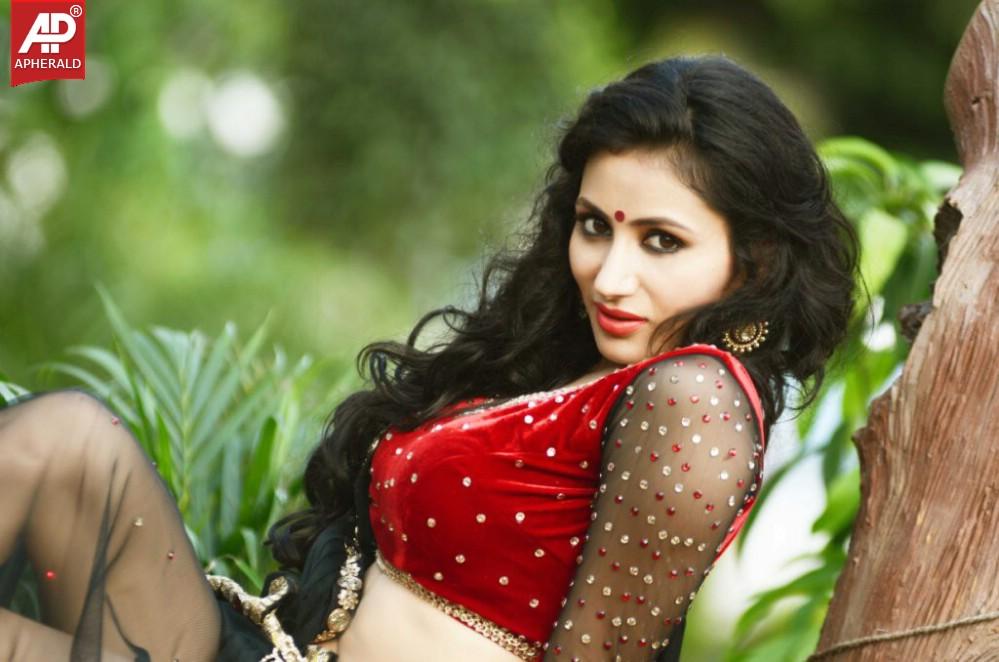 Model Urvashi Solanki Hot Pics