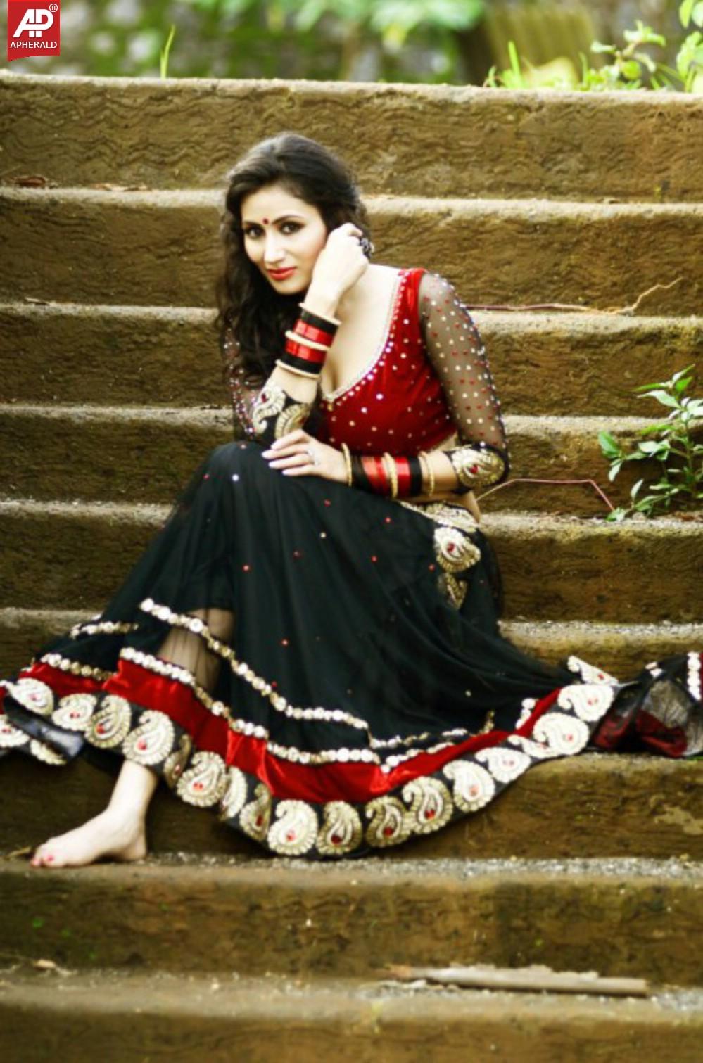 Model Urvashi Solanki Hot Pics