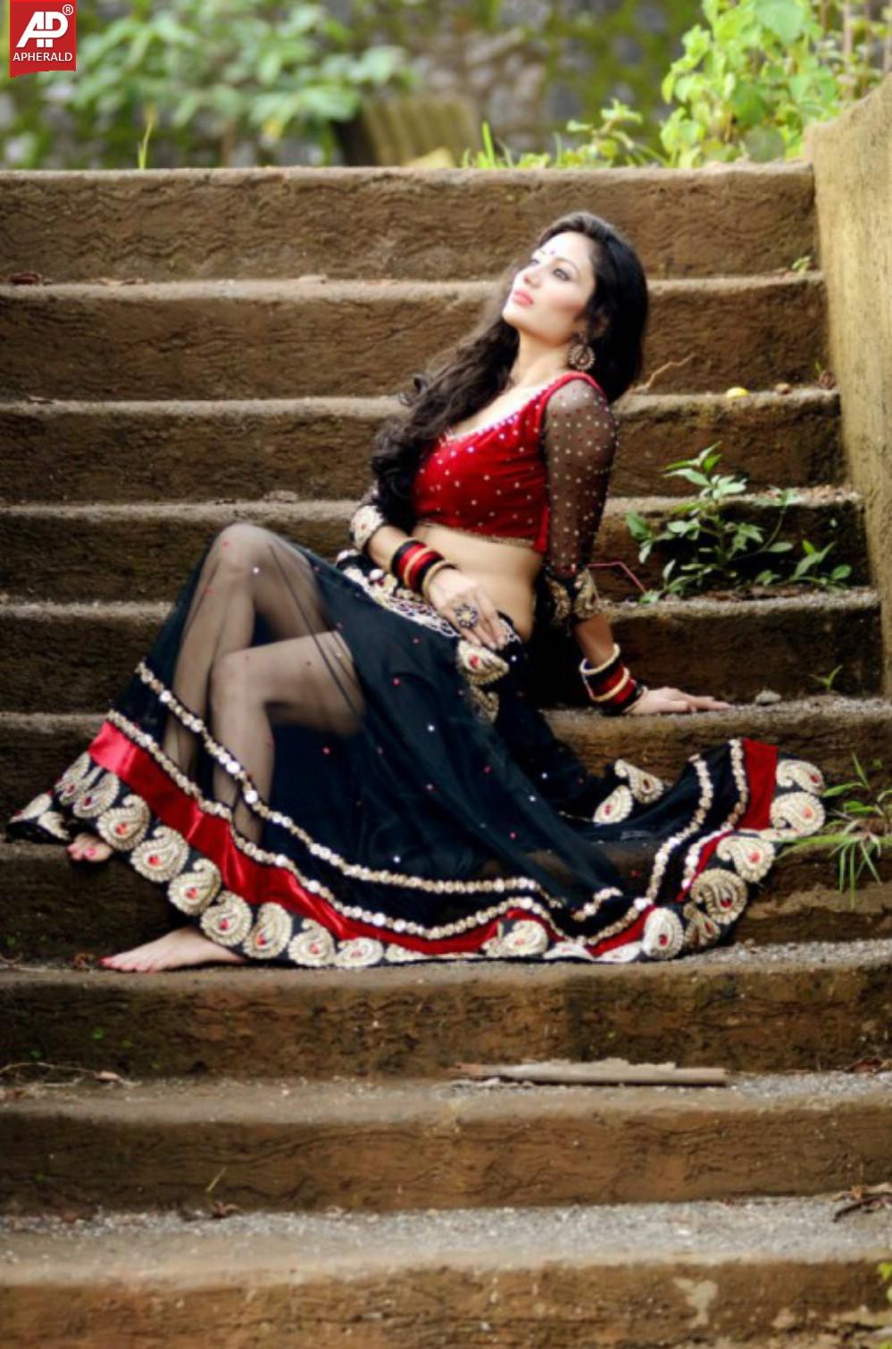 Model Urvashi Solanki Hot Pics