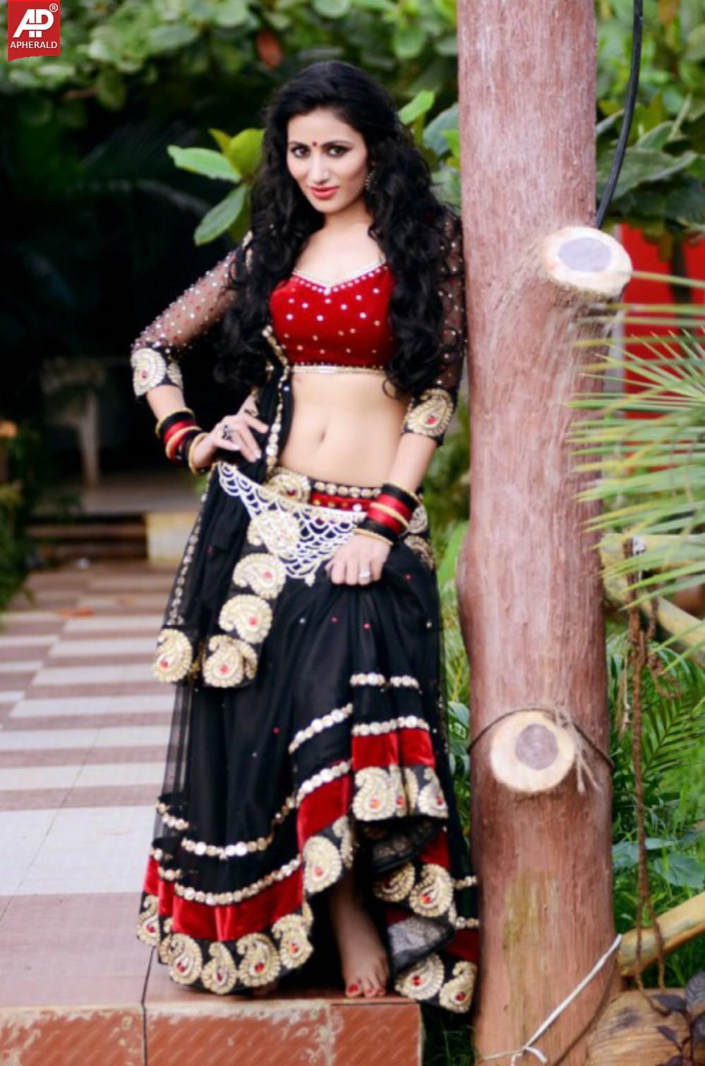 Model Urvashi Solanki Hot Pics