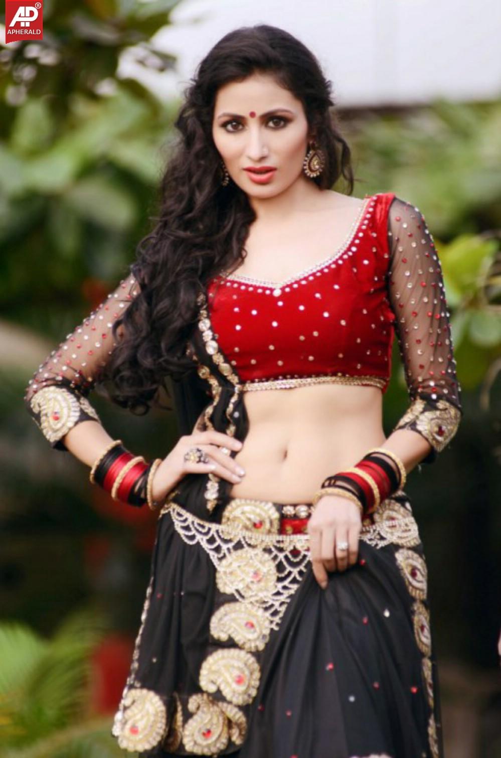 Model Urvashi Solanki Hot Pics