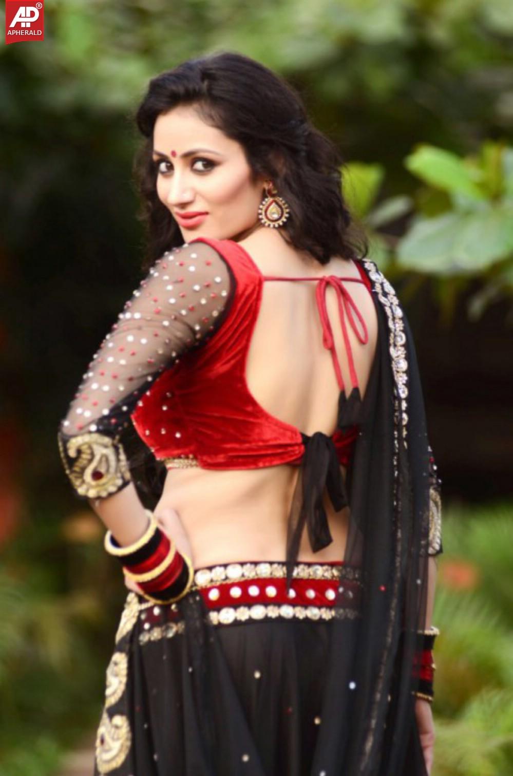 Model Urvashi Solanki Hot Pics