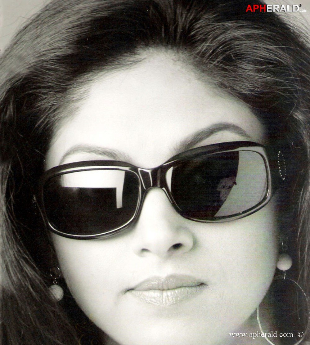 Nadhiya Spicy Stills