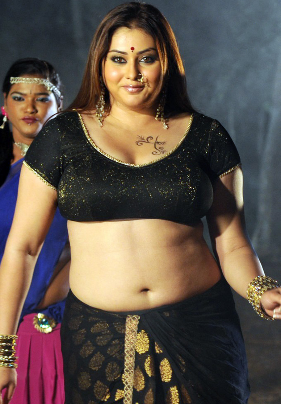 namitha spicy tight cleavage pics