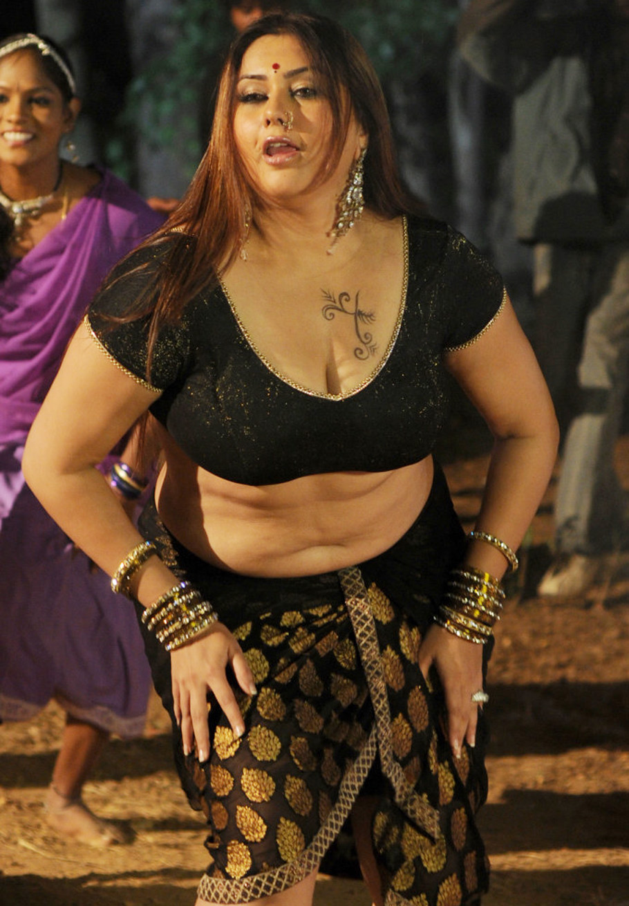 namitha spicy tight cleavage pics