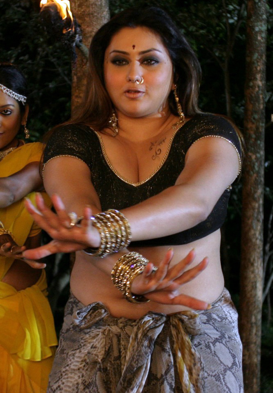 namitha spicy tight cleavage pics