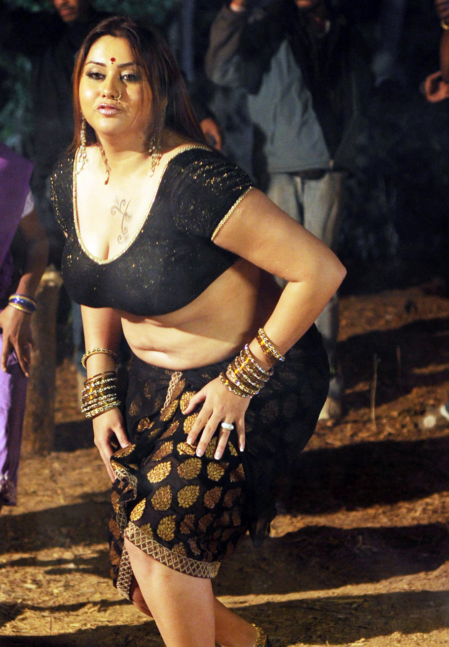 namitha spicy tight cleavage pics