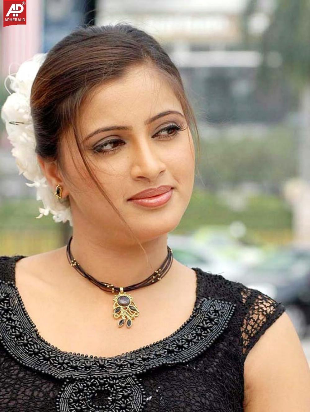 Navneet Kaur Hot Images