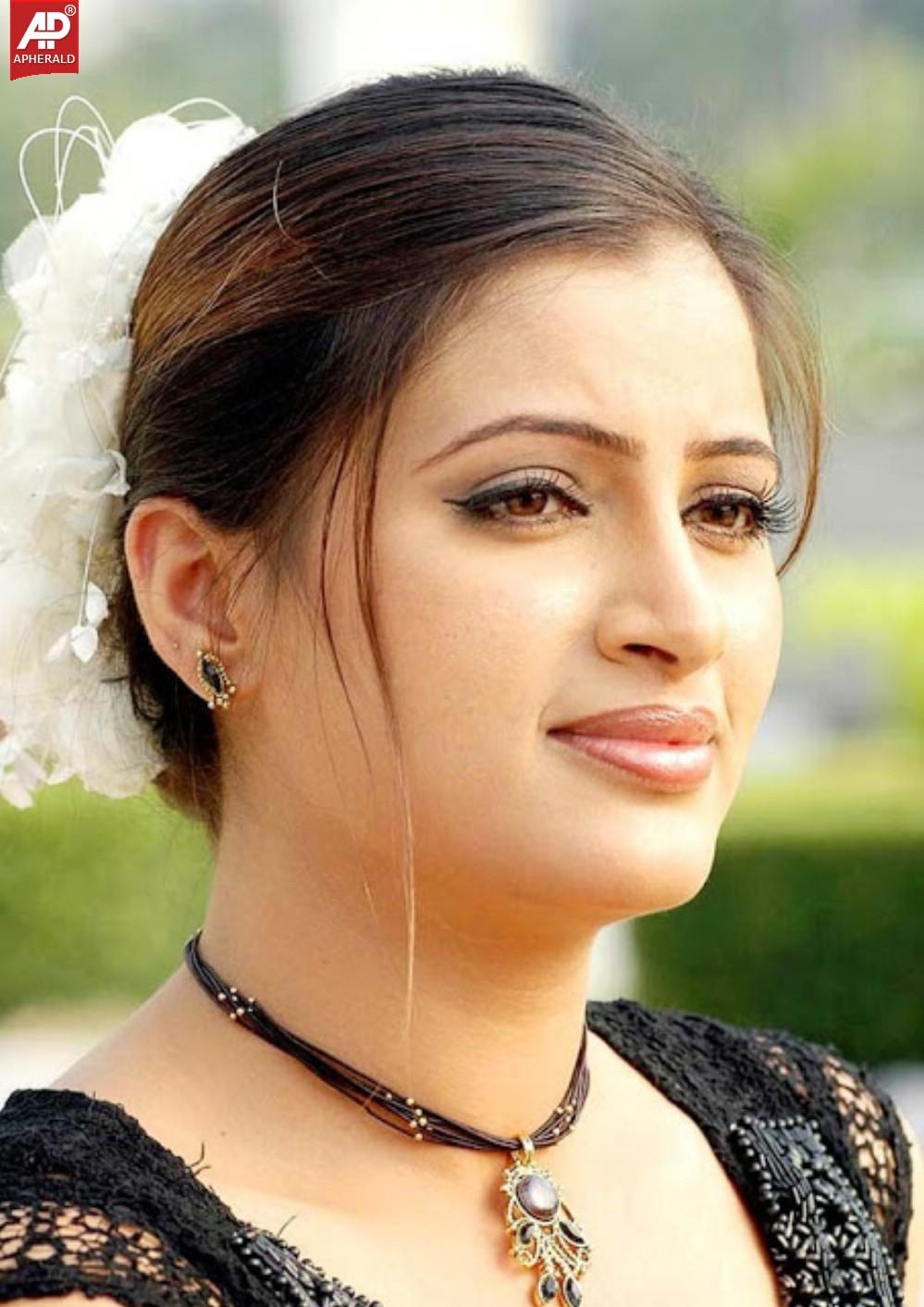 Navneet Kaur Hot Images
