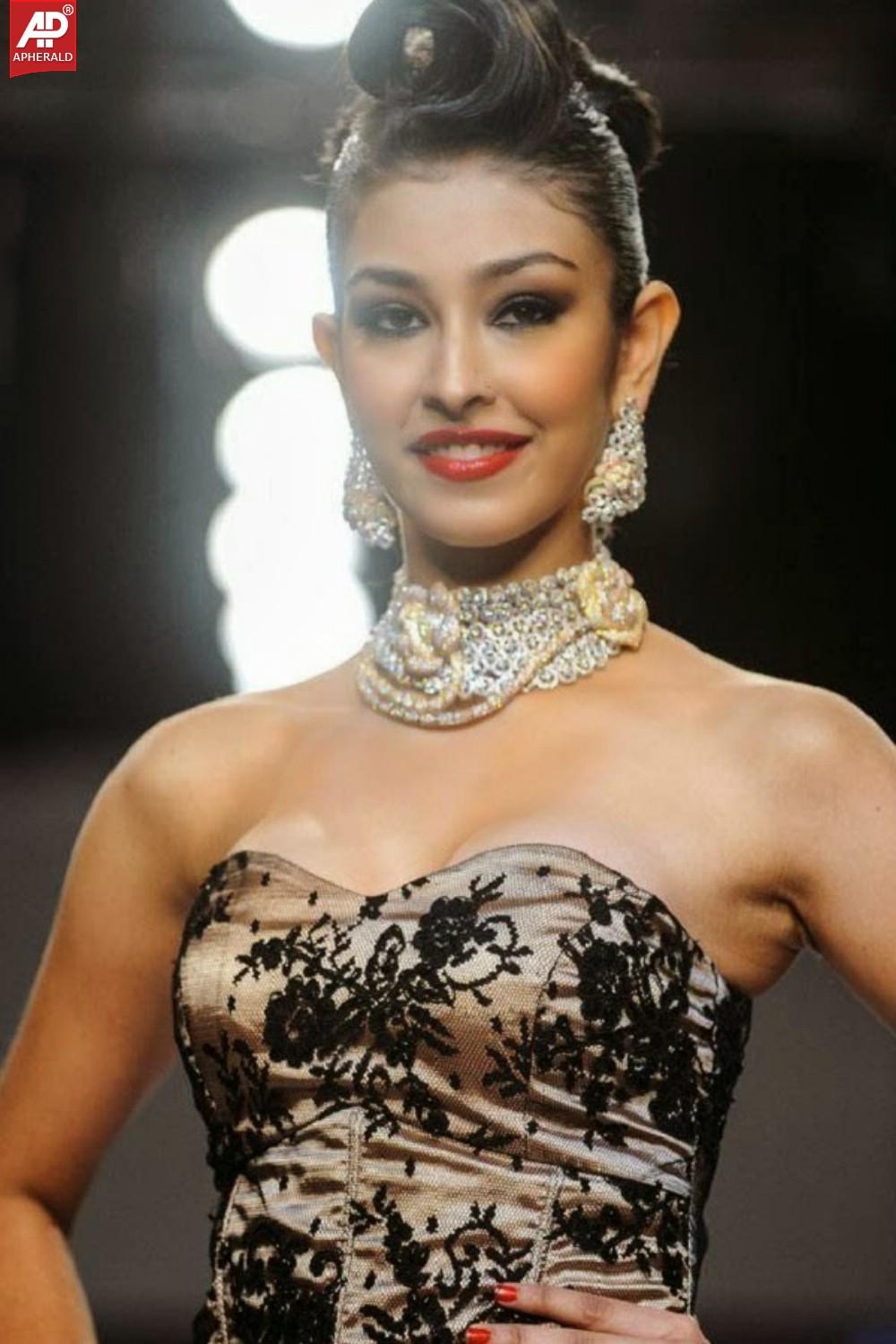 Navneet Kaur Hot Pics